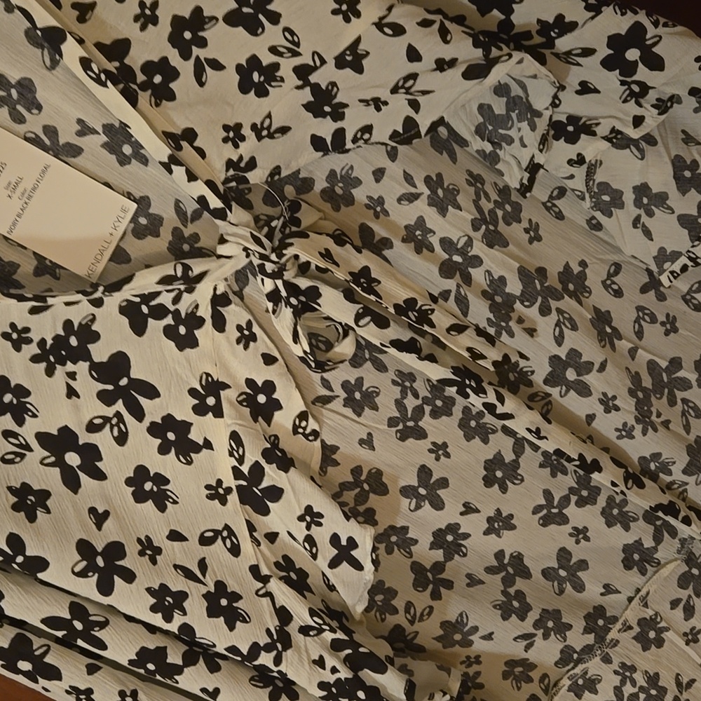 Nwt kendall and kylie floral Black and Cream Women's skirt size xs (bin xl) - Picture 5 of 5